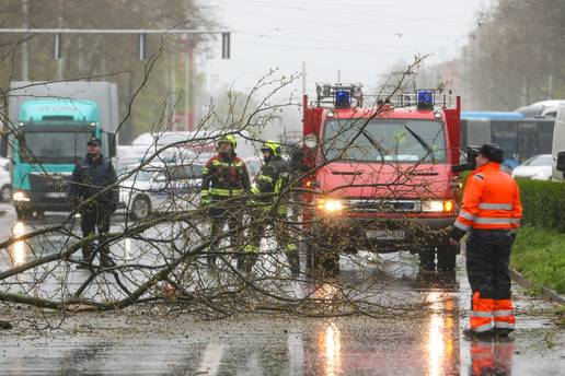 APOKALIPSA U ZAGREBU  Udari vjetra i do 120 km/h. Ponovno se oglasio HR-ALARM!