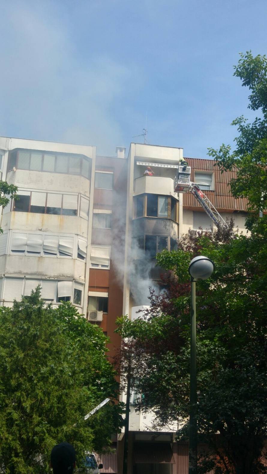 Eksplozija u stanu u Stenjevcu, vatrogasci spasili četvero ljudi