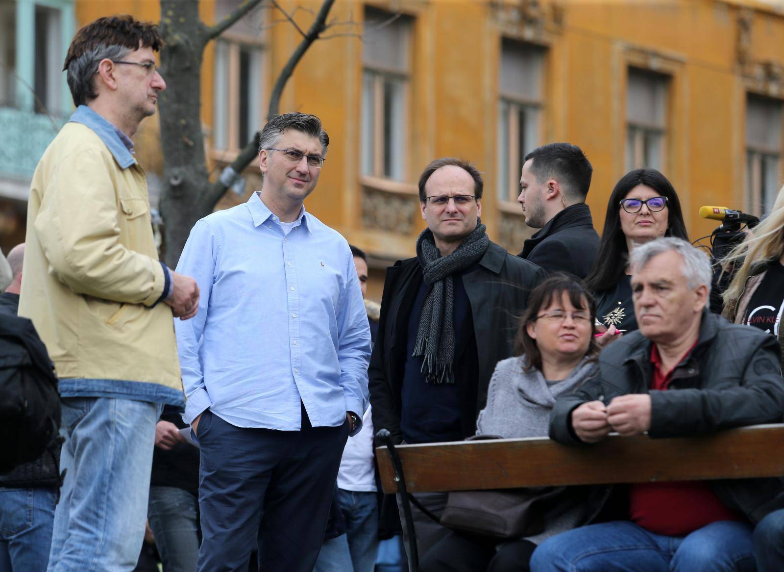 Zagreb: Premijer PlenoviÄ doÅ¡ao na prosvijed protiv nasilja #SPASIME