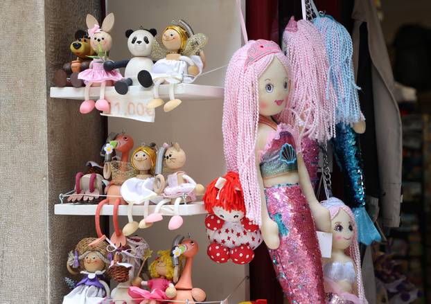 Šibenik: Ponuda suvenira u suvenirnici