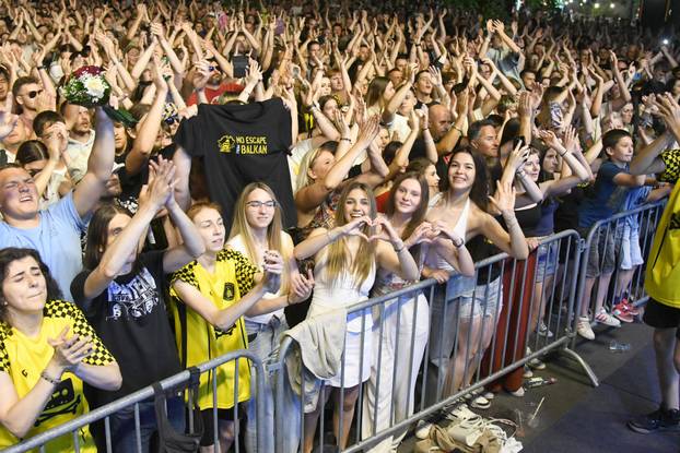 Bjelovar: Mladenci sa svadbe došli na koncert Dubioze i zaplesali s njima na pozornici