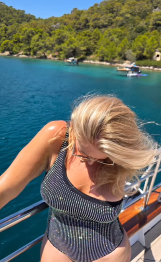 Vruće ljetne igrice Ive Todorić i prijateljice na obali: Pokazala je figuru u badiću, bila na SUP-u...