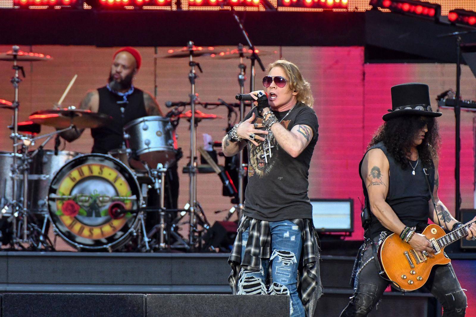 Le groupe de rock Guns N' Roses en concert au Stade de France a Saint-Denis