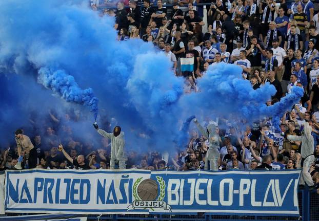 Osijek: Kohorta 'zapalila' tribine Gradskog vrta