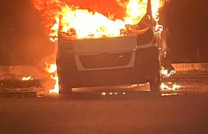 Na parkingu u Zagrebu izgorio kombi i oštetio još jedan auto
