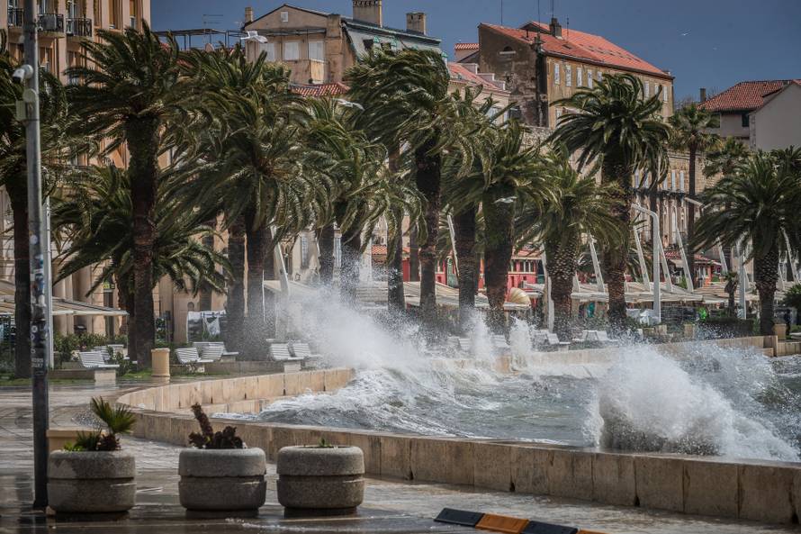 Split: Orkansko jugo potopilo rivu te stvaralo probleme u pomorskom prijevozu