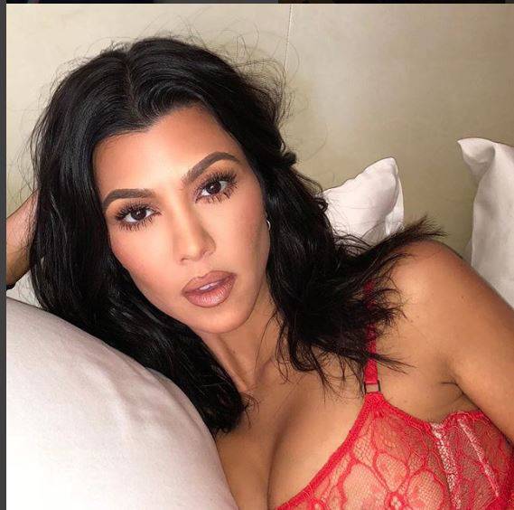 Sin (8) fotka mamu Kardashian u izazovnim pozama na jahti