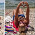 Iva Todorić uživala je na plaži: U šarenom bikiniju pokazala srce i družila se s prijateljicama...