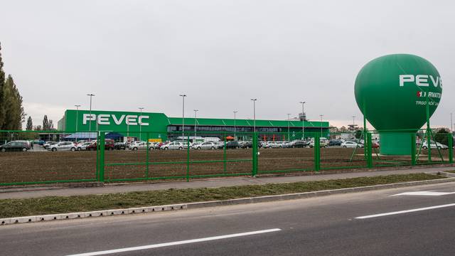Pevec svečano otvorio novi prodajni centar u Vukovaru