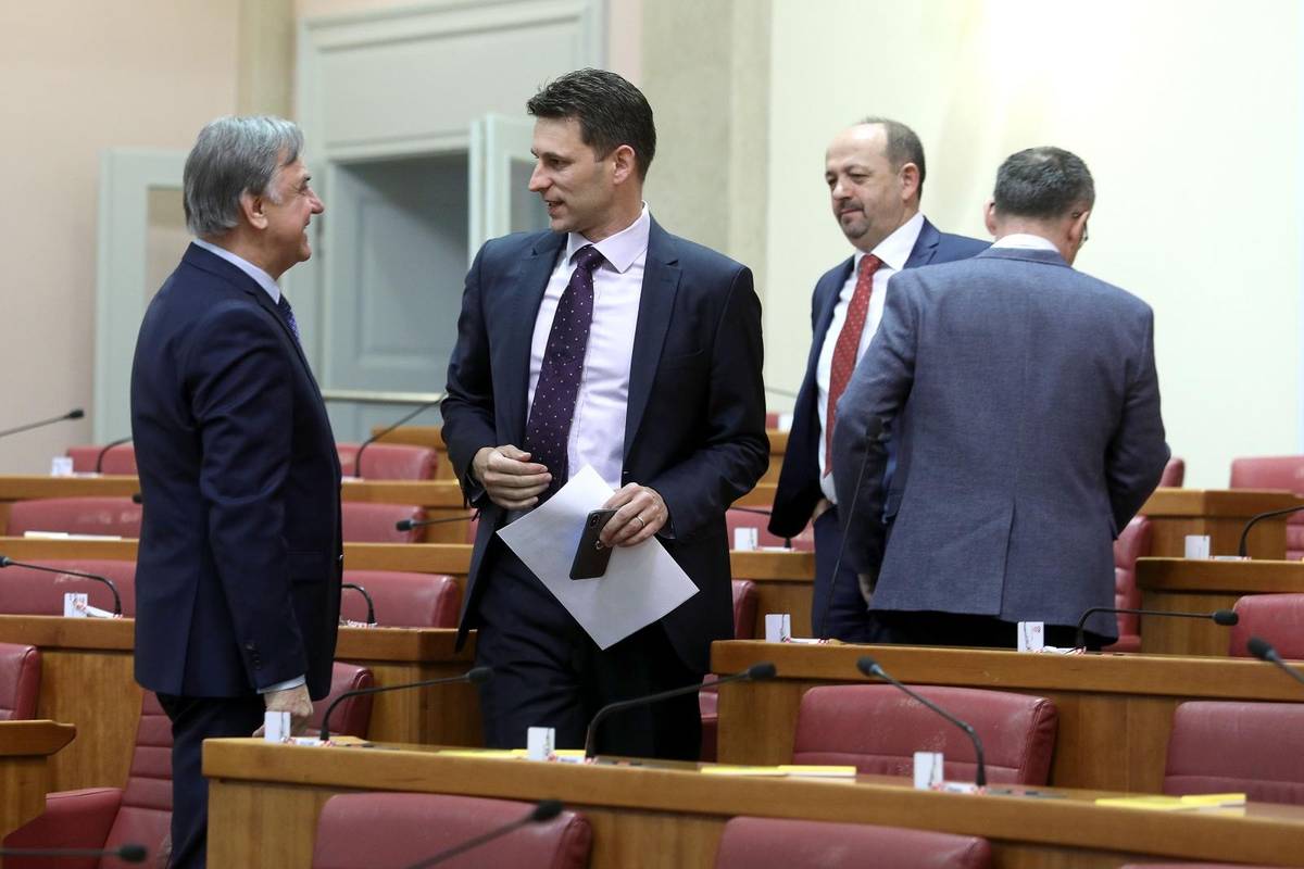 'Prekinite ovu sramotu i ludilo i danas raspišite izbore za EP'