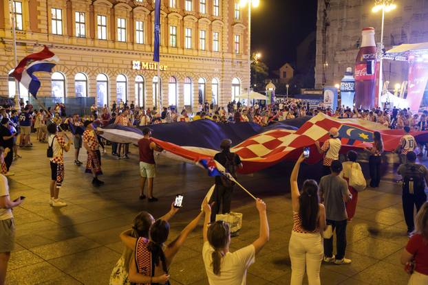 Zagreb: Navijači na Trgu bana Josipa Jelačića razvili veliku hrvatsku zastavu
