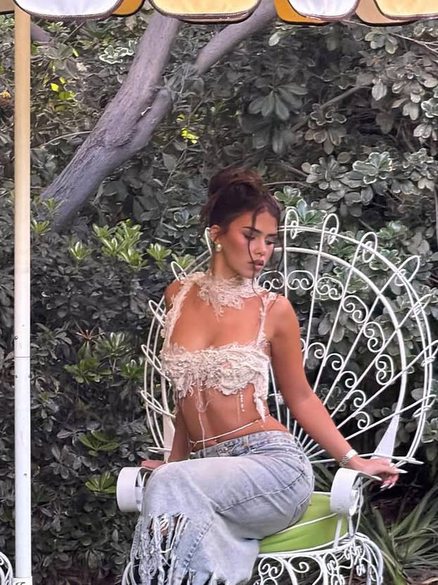 FOTO Proglasili su je kraljicom Coachelle: Seksi Leah grudnjak ne nosi, tangice joj odlično stoje