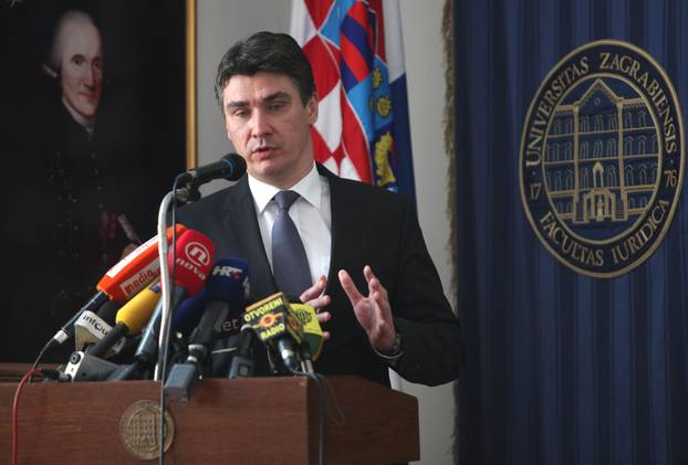 ARHIVA - 2012. Zagreb: Zoran Milanovi? sa studentima Pravnog fakulteta