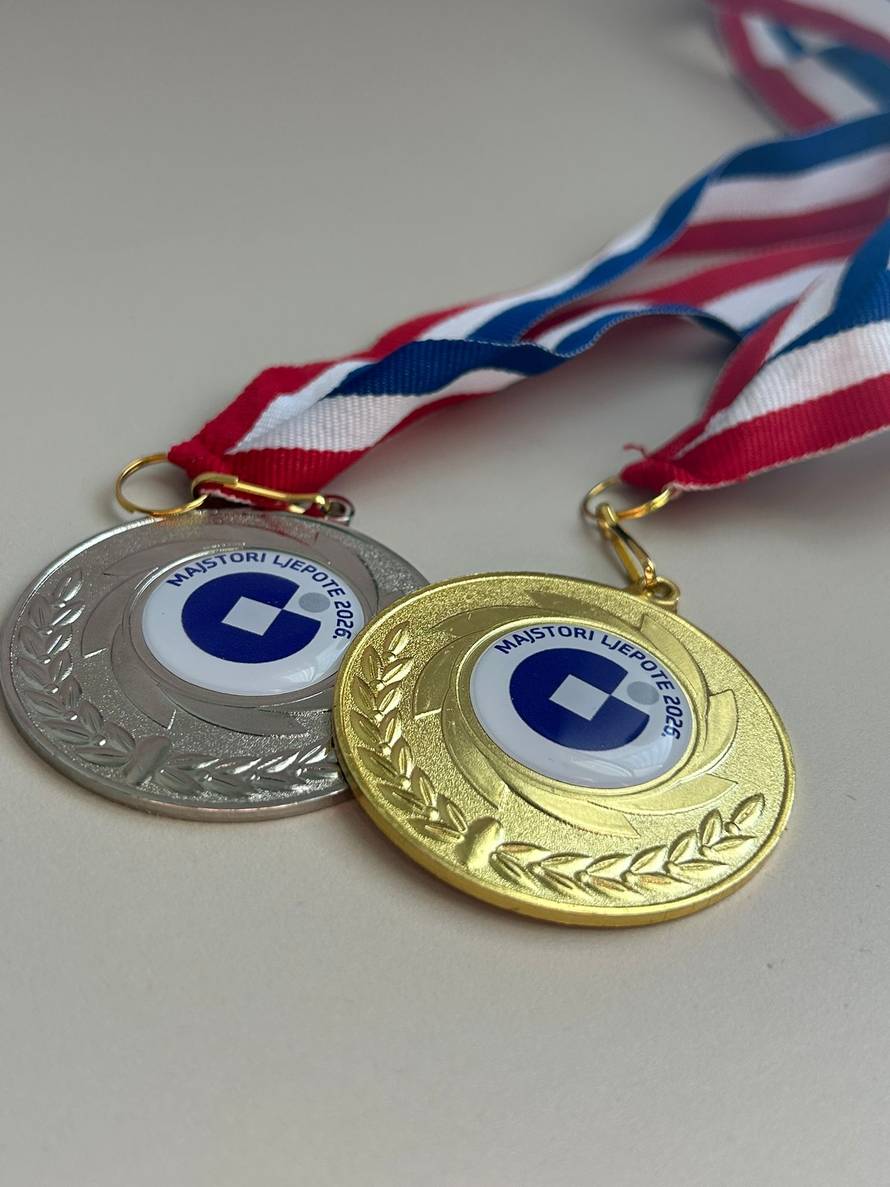 Prvakinja sam u šminkanju i mama četvero djece. U salonu radim i petkom i svetkom...