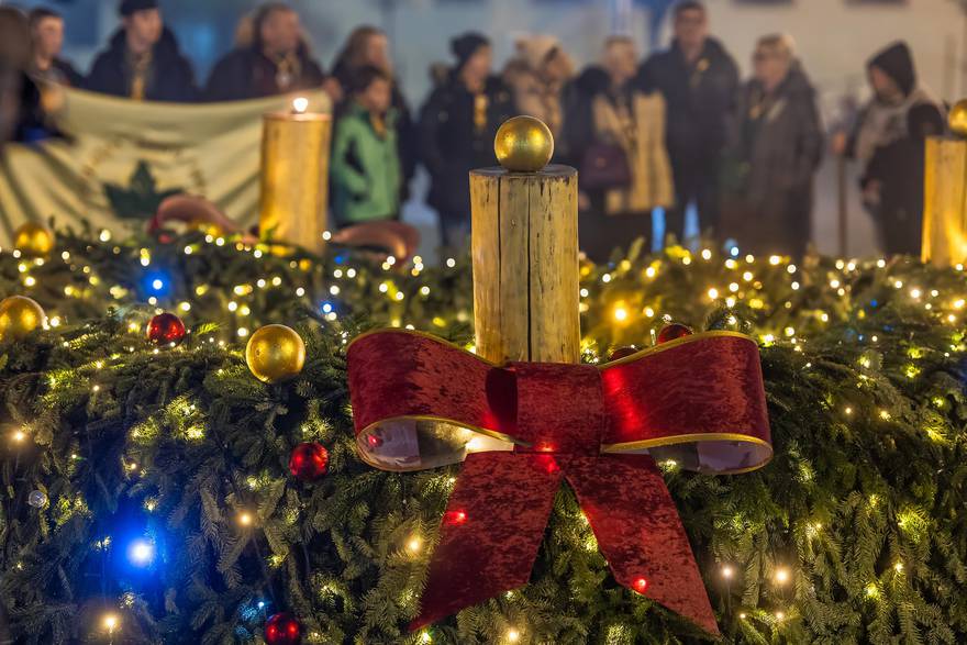 Paljenje druge adventske svijeće ispred osječke katedrale