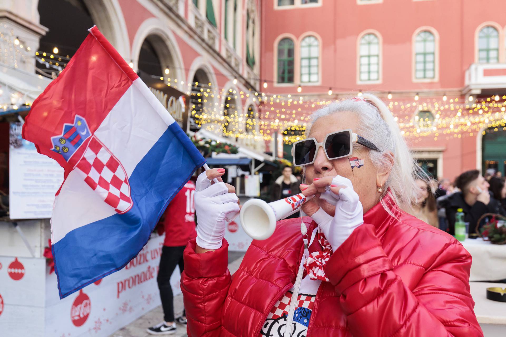 Splićani prate utakmicu Hrvatska - Japan u fan zoni na Prokurativama