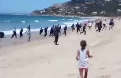 Turisti su se kupali, a onda su plažom počeli trčati migranti