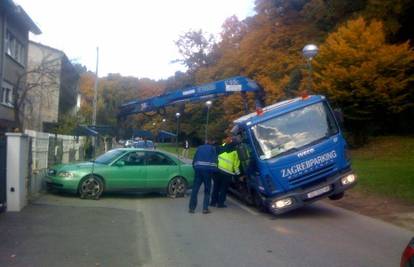 Pauk im se nagnuo dok su pokušavali podignuti Audi