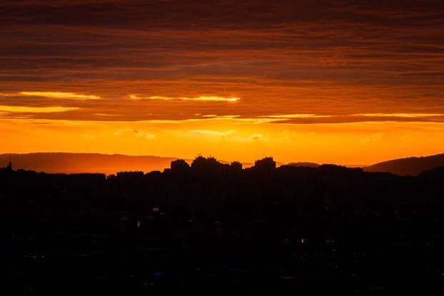 Mravince: Pogled na Split i zalazak sunca iza tmurnih oblaka