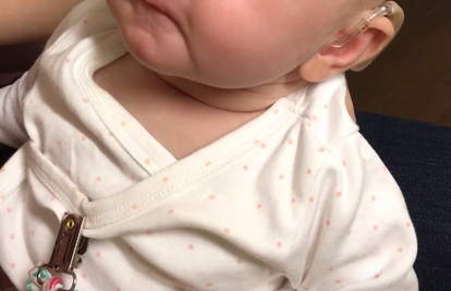 Dirljiv trenutak kad je gluha beba prvi put čula majčin glas