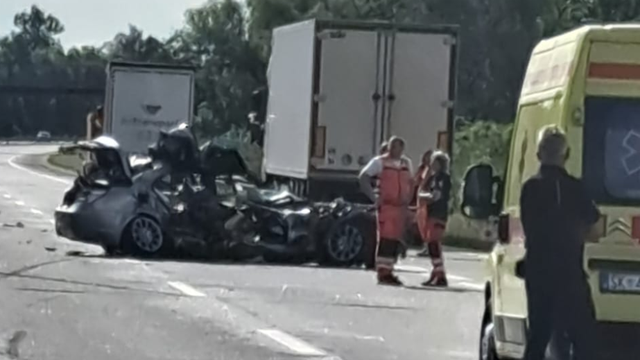 Policija o užasu na A3: BMW-om se zakucao u kamion. On i žena mrtvi na mjestu. Dijete u bolnici