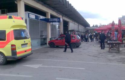 Vozač se Opel Corsom zabio u ribarnicu na karlovačkoj tržnici