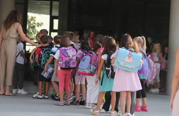 Split: Osnovci škole Žnjan-Pazdigrad s radošću dočekali povratak u školske klupe