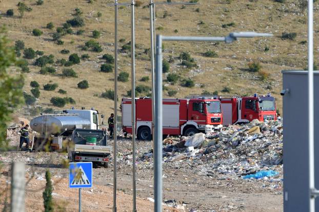 Sibeik: Pozar na odlagalistu otpada Bikarac gasi nekoliko vatrogasnih vozila