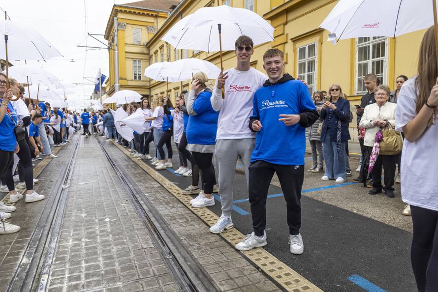 Osječki maturanti unatoč lošem vremenu plesali quadrillu u centru grada