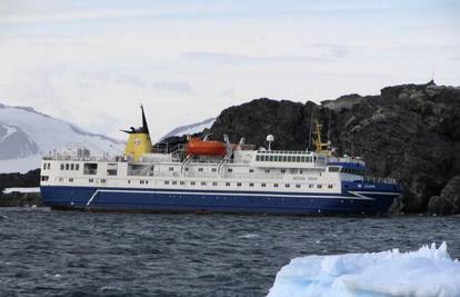 Antarktika: Kraj ledenjaka na brodu zapelo 104 ljudi 