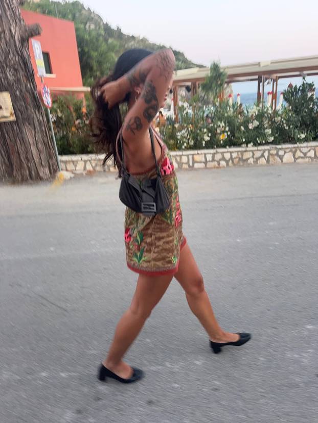 FOTO Sve nosi bez grudnjaka! Australka Eliza je cijela prirodna, kaže da voli slobodu
