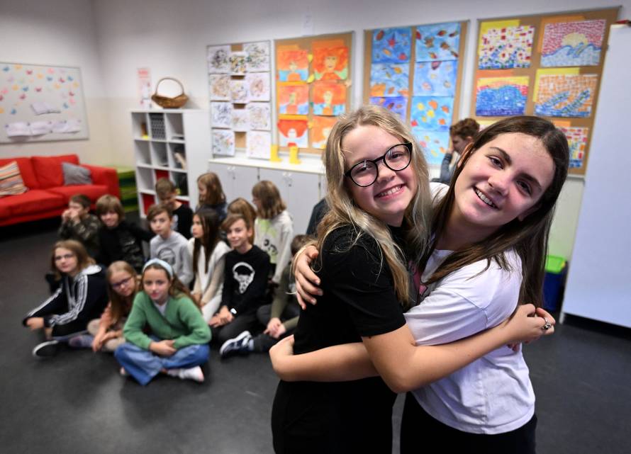 Zagreb: Djevojčica Noela Vincek nastavu prati uz pomoć prevoditeljice znakovnog jezika 