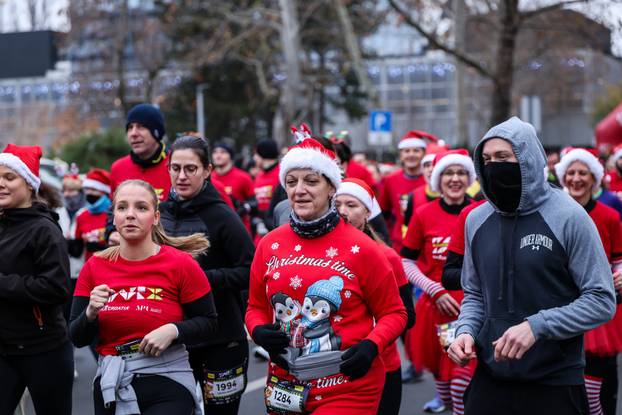Zagreb: Održan Zagreb Advent Run s brojnim zabavnim maskiranim trkačima 