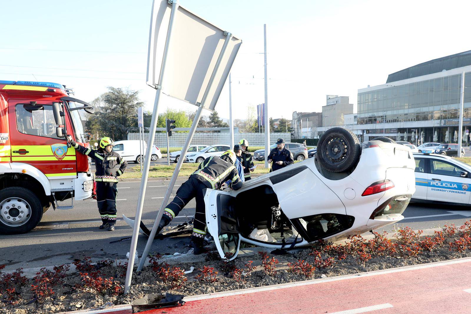 Zagreb: Jedan automobil završio na krovu u prometnoj nesreći u Vukovarskoj