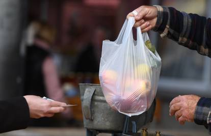 Lagane plastične vrećice za voće i povrće od 1. siječnja više nisu besplatne: Evo koliko će koštati