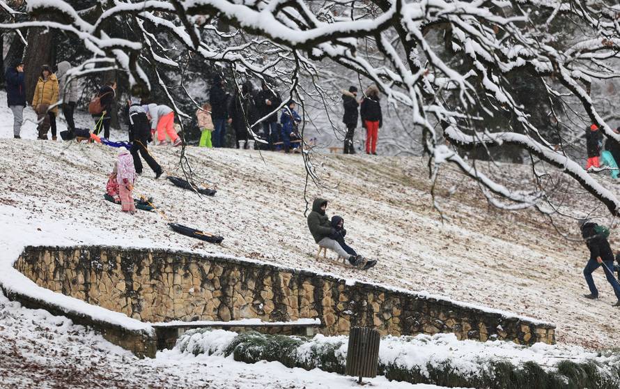 Zagreb: Maksimir, jedno od omiljenih mjesta za sanjkanje, grudanje ili šetnju po snijegu