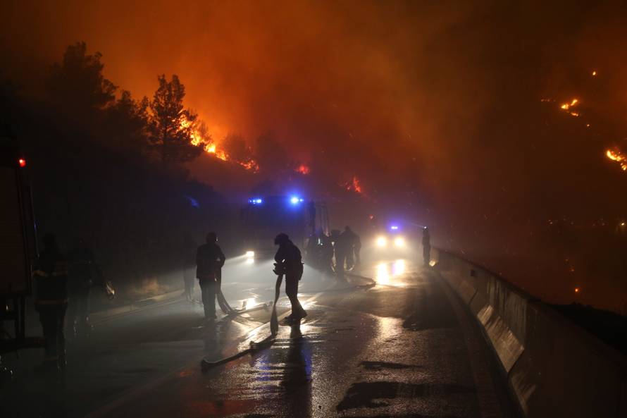 Zapalio travu uz prugu: Nisu mogli ugasiti vatru pa pobjegli