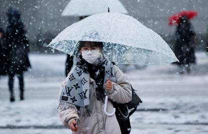 Zbog obilnog snijega u Japanu otkazali 100 letova, poremetio se cestovni i željeznički promet