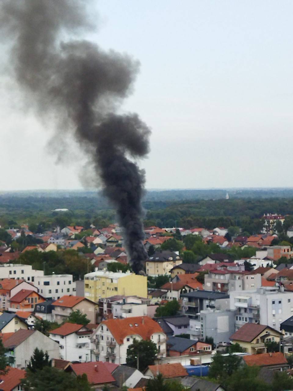 VIDEO Zapalio se stari autobus u Dubravi: 'Odjednom se nadvio jako gusti crni dim, strašno...'