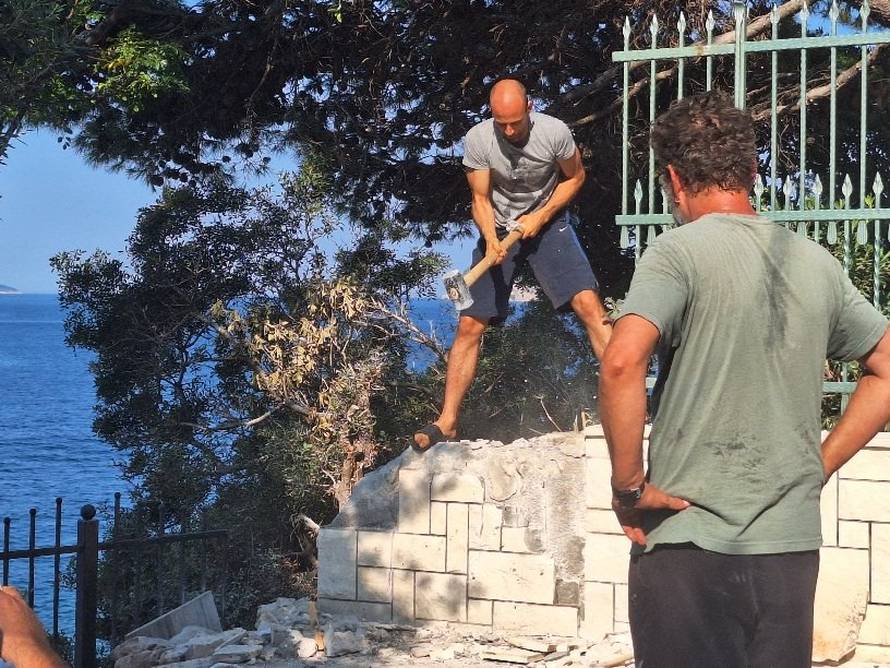 VIDEO Dubrovčani srušili zid koji je ogradio plažu, evo kako sada izgleda. Reagirali i iz hotela