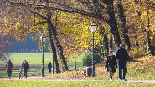 Zagreb: Sunčan jesenji dan u parku Maksimir