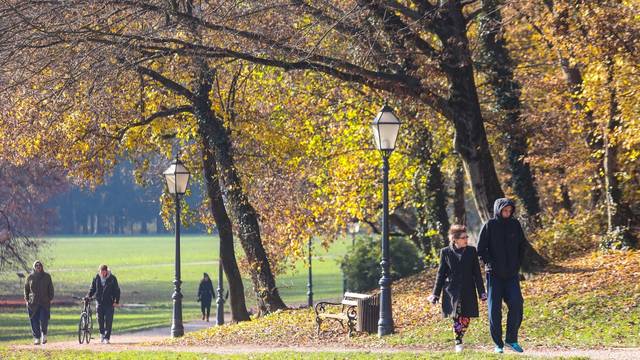 Zagreb: Sunčan jesenji dan u parku Maksimir