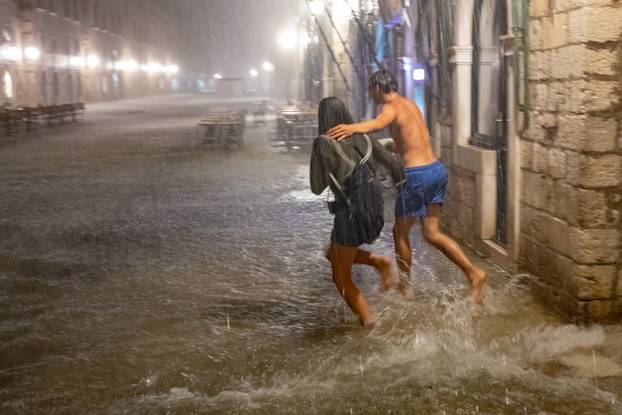 Stradun u Dubrovniku nakon obilne kiše postao kupalište