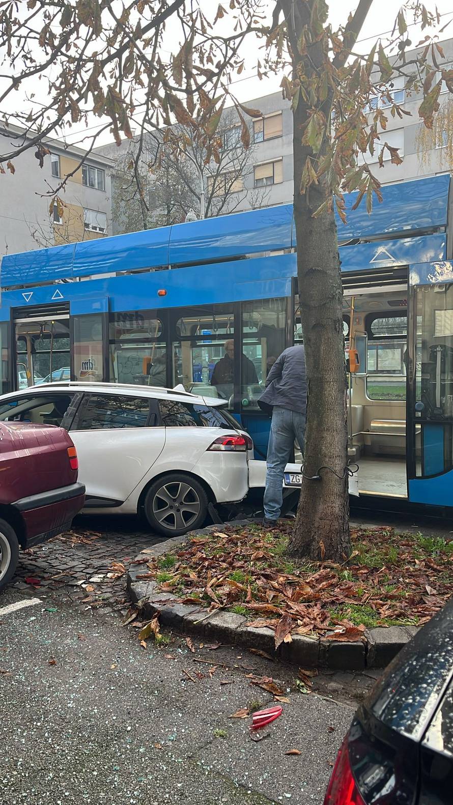 Auto se zabio u tramvaj: Nastao prometni kolaps u Maksimirskoj