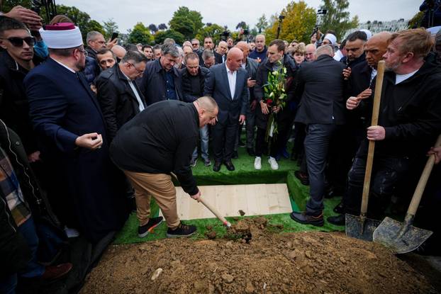 Sarajevo: Posljednji ispraćaj Halida Bešlića na gradskom groblju Bare