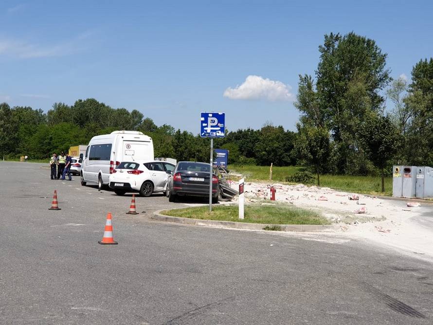 'Taman su izašli iz busa kad je naletio kamion. Bilo je strašno'