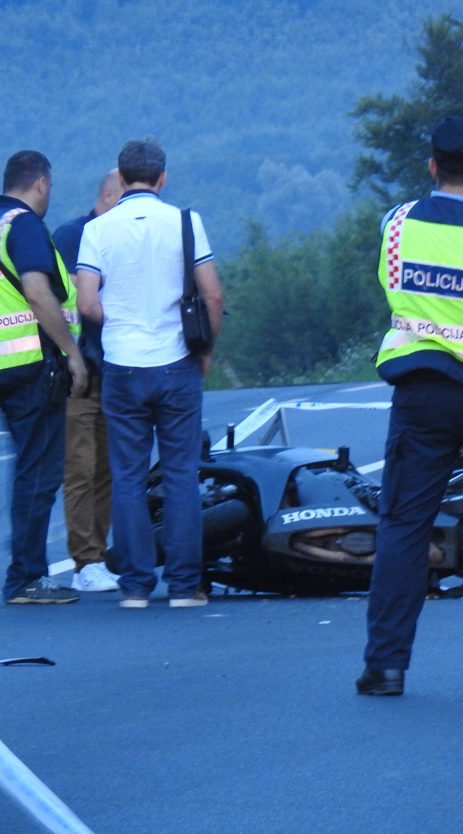 Mladi motorist pretjecao kombi i udario u njega, pao i preminuo