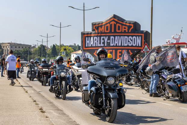 Nekoliko tisuća vlasnika Harley Davidsona prolazi kroz Pulu u defileu