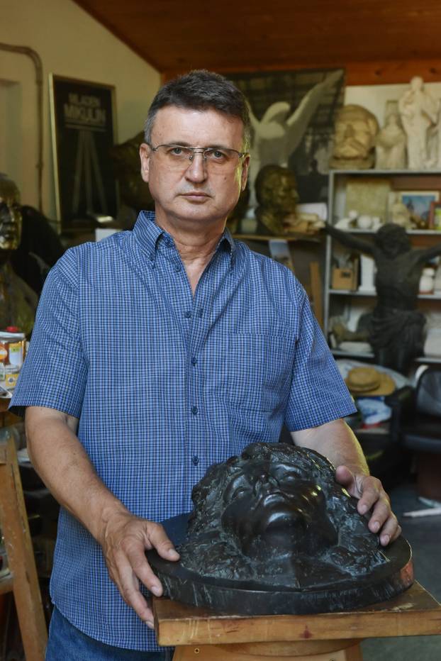 Nakon 37 godina prona?ena ukradena bista Jima Morrisona koju je napravio hrvatski kipar Mladen Mikulin (arhiva)