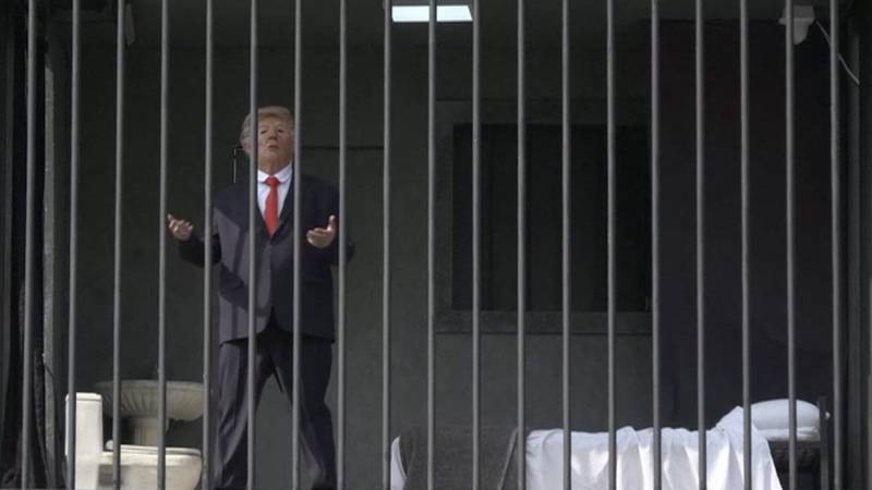 VIDEO Umjetnička instalacija u Iranu: Donald Trump iza rešetaka, prolaznici oduševljeni